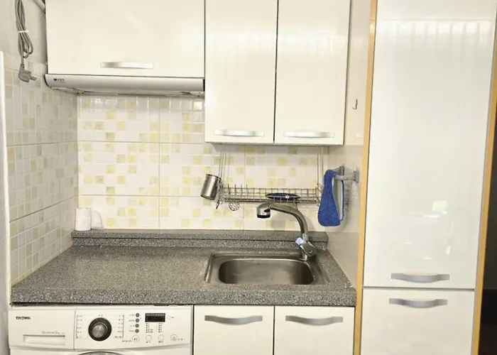 32hongdae Station Area, Yeonnam, Hongdae Street, 15 Minutes From Itaewon, Single Accommodation, Fully Furnished