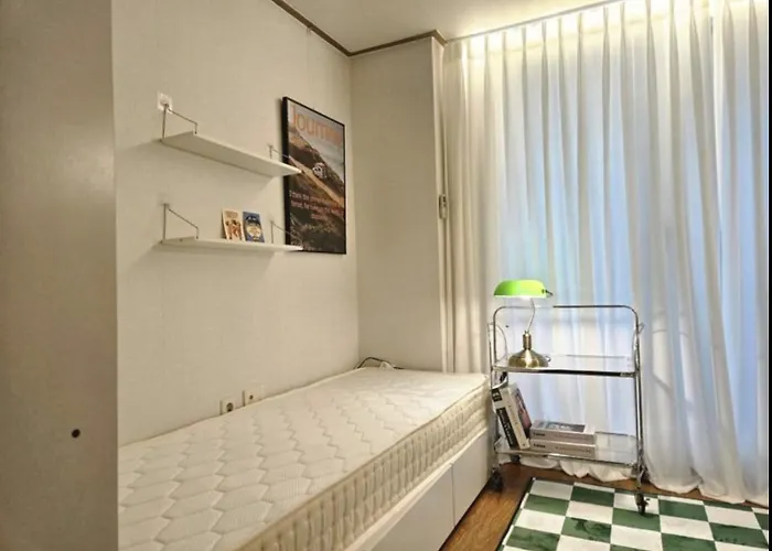 32hongdae Station Area, Yeonnam, Hongdae Street, 15 Minutes From Itaewon, Single Accommodation, Fully Furnished *