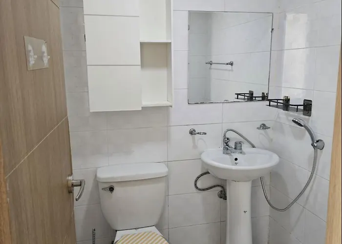 32hongdae Station Area, Yeonnam, Hongdae Street, 15 Minutes From Itaewon, Single Accommodation, Fully Furnished *